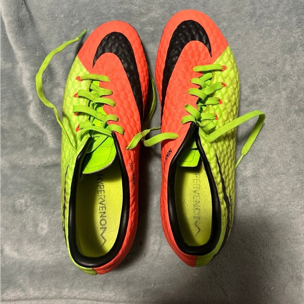 women’s size 7 soccer cleats
